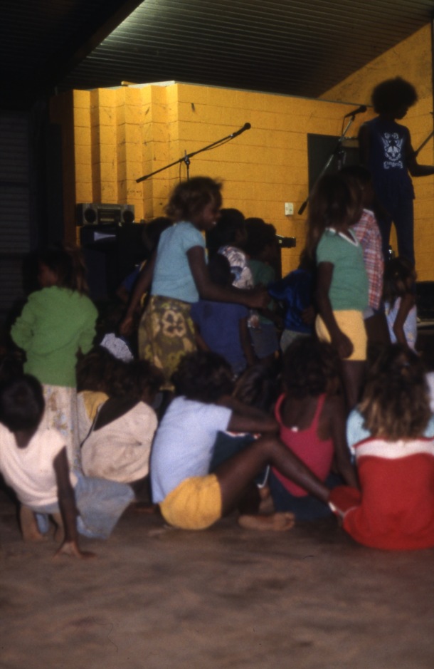 Life and youth in the Lajamanu camps 1984  / Warumpi Band playing / Barbara Glowczewski / Lajamanu, Central Australia