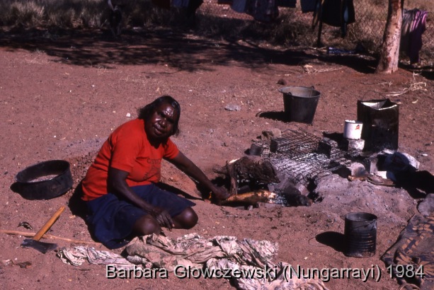Fieldwork, Lajamanu 1984 /  Biddy Nungarrayi Robertson (Jimidja Jungarrayi's sister) cooks the meat / Barbara Glowczewski / Lajamanu, Tanami Desert, Central Australia, NT
