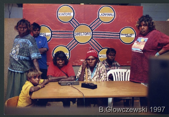 Lajamanu 1997 / Tanami network: videoconference  / Barbara Glowczewski / Lajamanu : satellite shed