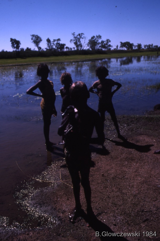Hunting, Lajamanu 1984 (2) / Kids with duck; Camping with the Gibson family / Barbara Glowczewski / Mirririnyangu, NT