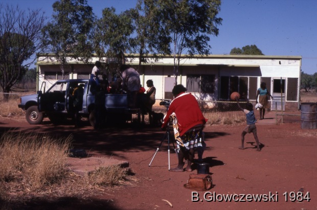 Hunting, Lajamanu 1984 (2) / Training to film: Marylin Jonhson Nampijinpa and Saddy Napurrurla / Barbara Glowczewski / 28 miles (from Lajamanu), Tanami Desert, Central Australia