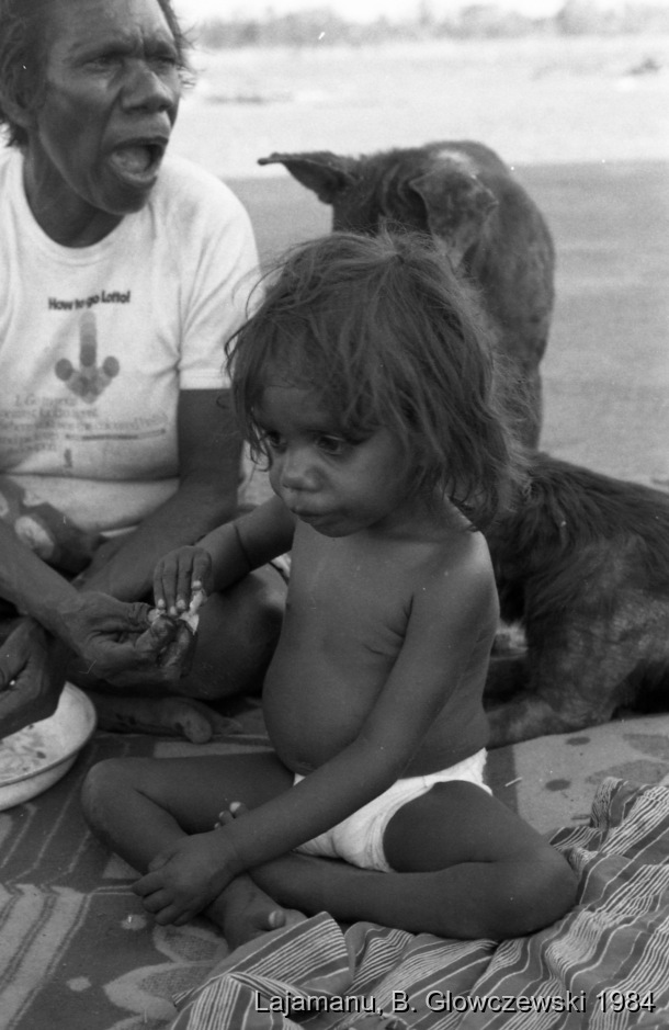 Yawulyu, women ceremonies, Lajamanu 1984 (B/W photos 2) / Child / Barbara Glowczewski / jilimi (Women's camp), Lajamanu, Tanami Desert, Central Australia
