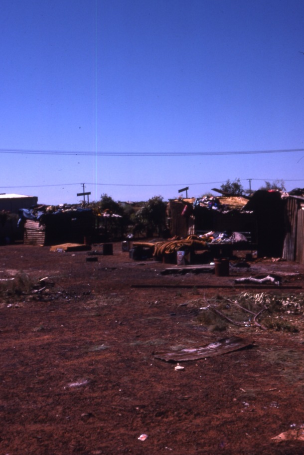 Life and youth in the Lajamanu camps 1984  / Rockman's camp Jumbo / Barbara Glowczewski / Lajamanu, Central Australia