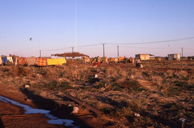 Life and youth in the Lajamanu camps 1984  / New Nangala camp / Barbara Glowczewski / Lajamanu, Central Australia