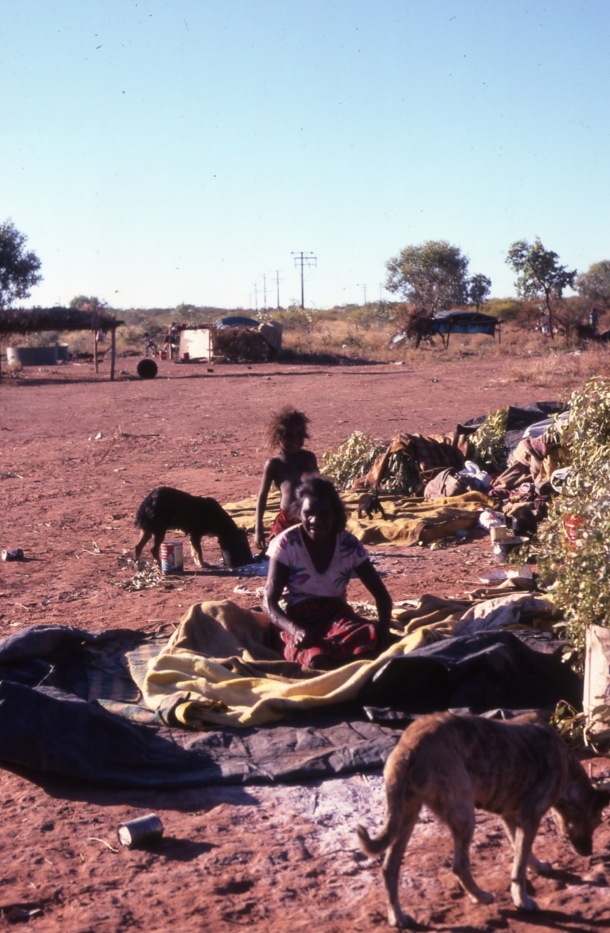 Life and youth in the Lajamanu camps 1984  / Barbara Gibson Nakamarra / Barbara Glowczewski / Lajamanu, Central Australia