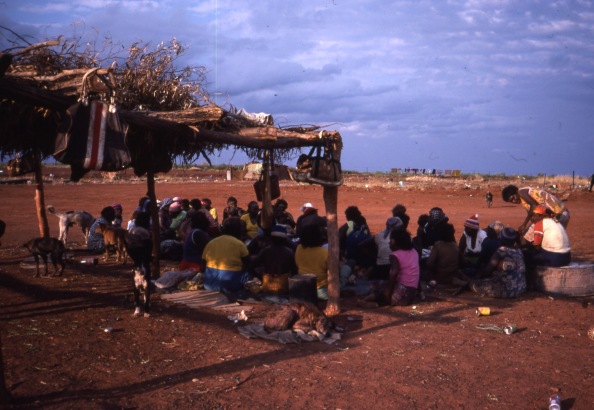 Life and youth in the Lajamanu camps 1984  / Women's day camp / Barbara Glowczewski / Lajamanu, Central Australia