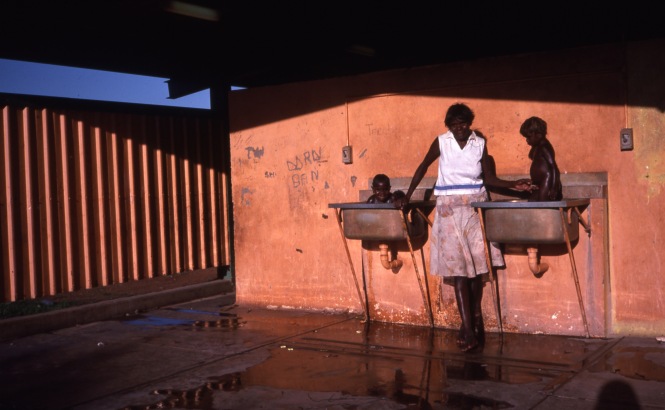 Life and youth in the Lajamanu camps 1984  / Nungarrayi with kids taking their 'bath' at the laundry / Barbara Glowczewski / Lajamanu, Central Australia