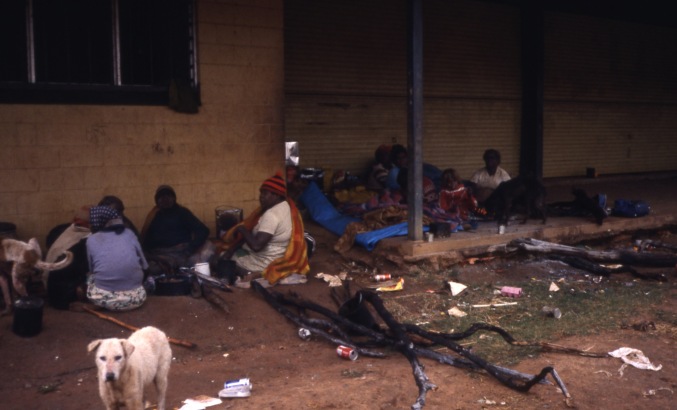 Life and youth in the Lajamanu camps 1984  / Rock hall / Barbara Glowczewski / Lajamanu, Central Australia
