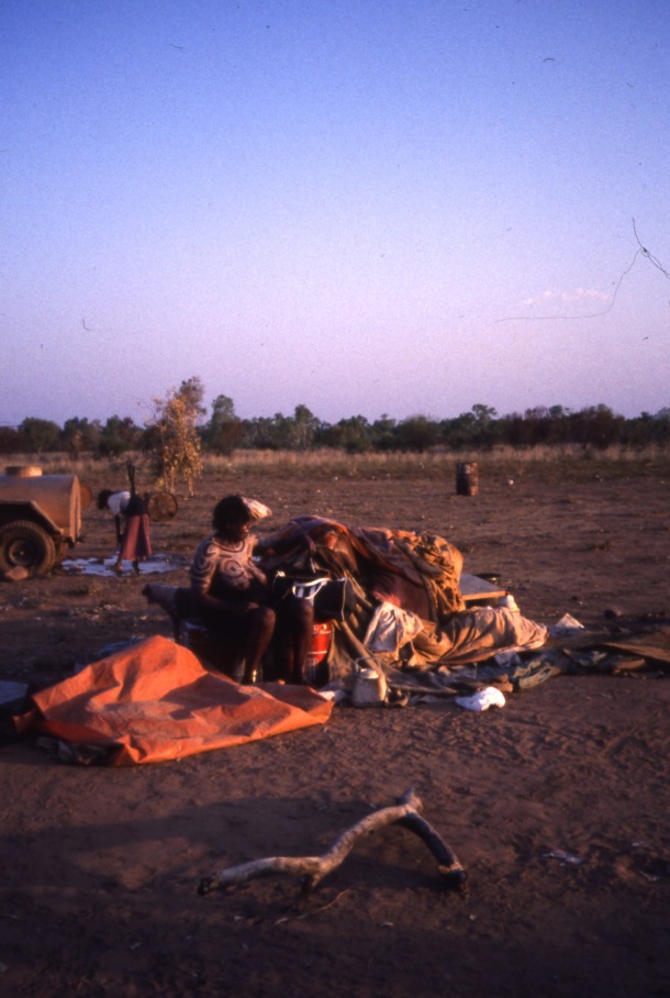 Life and youth in the Lajamanu camps 1984  / Napaljarri painted JURTIYA / Barbara Glowczewski / Lajamanu, Central Australia
