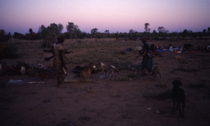 Life and youth in the Lajamanu camps 1984  / Two Nangala at the Kajirrijarra camp / Barbara Glowczewski / Lajamanu, Central Australia