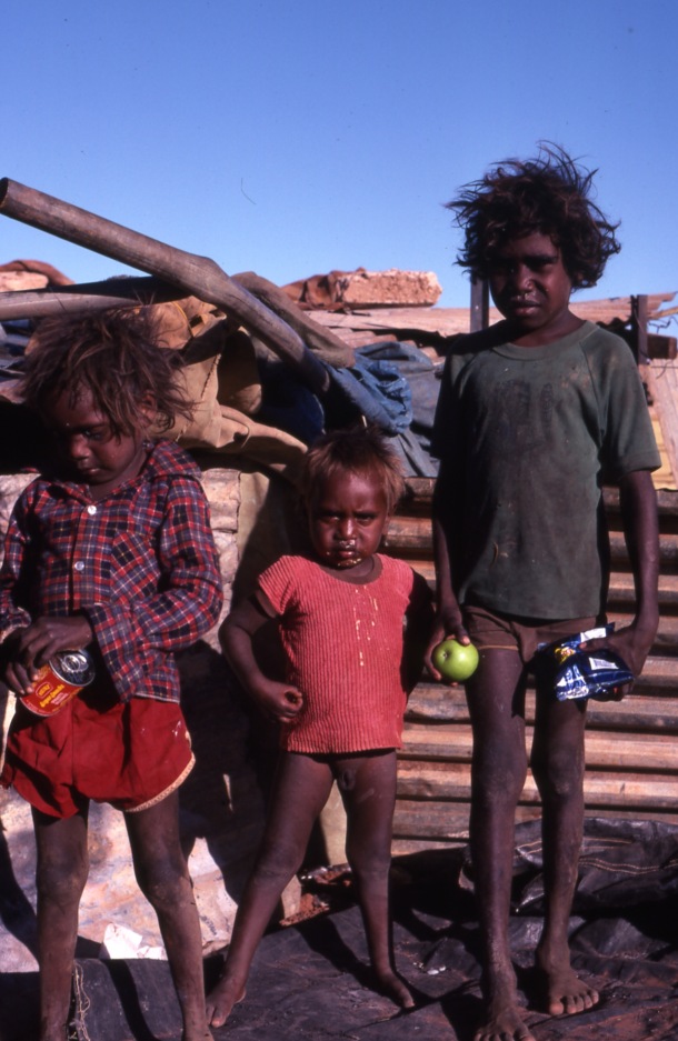 Life and youth in the Lajamanu camps 1984  / Simpson and Jason Jungarrayi / Barbara Glowczewski / Lajamanu, Central Australia