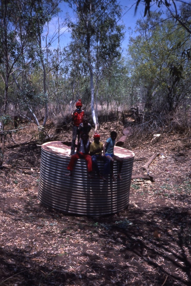 Life and youth in the Lajamanu camps 1984  /  Lajamanu creek - old water tank / Barbara Glowczewski / Lajamanu, Central Australia