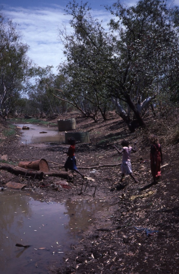 Life and youth in the Lajamanu camps 1984  /  Lajamanu creek  / Barbara Glowczewski / Lajamanu, Central Australia