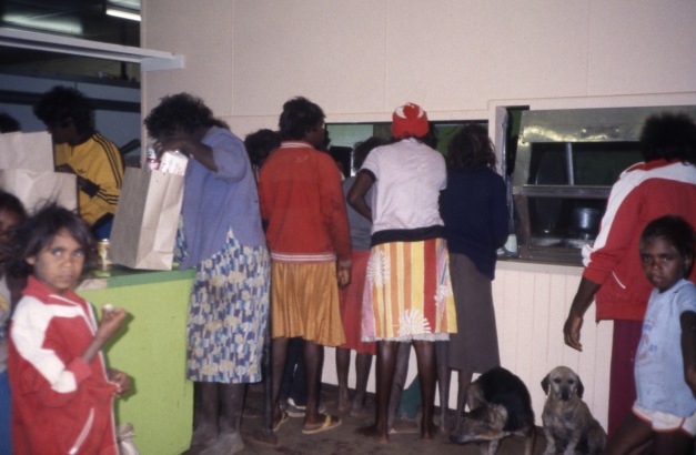Life and youth in the Lajamanu camps 1984  / Inside the Lajamanu shop / Barbara Glowczewski / Lajamanu, Tanami Desert, Central Australia, NT
