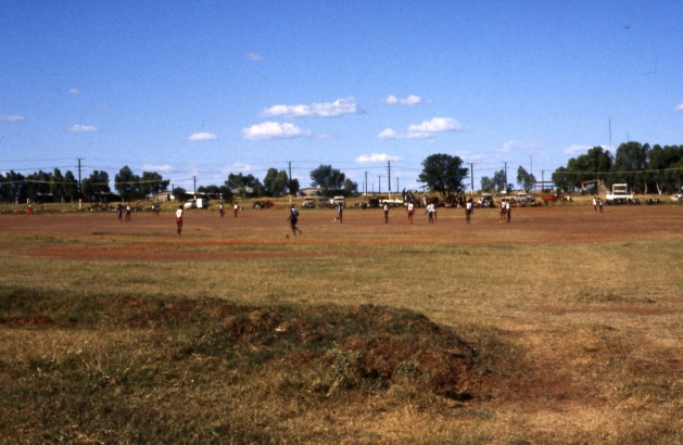 Life and youth in the Lajamanu camps 1984  / Football ground / Barbara Glowczewski / Lajamanu, Central Australia