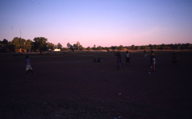 Life and youth in the Lajamanu camps 1984  / Softball training / Barbara Glowczewski / Lajamanu, Central Australia