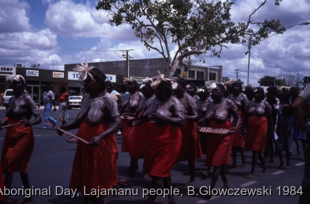 NAIDOC: National Aboriginal Day, Lajamanu and Katherine, 1984 (photos) / Lajamanu women marching with kuturu (stick) and yukurrukurru (women slates) for NAIDOC / Barbara Glowczewski / Mimi arts, streets and park of Katherine, NT