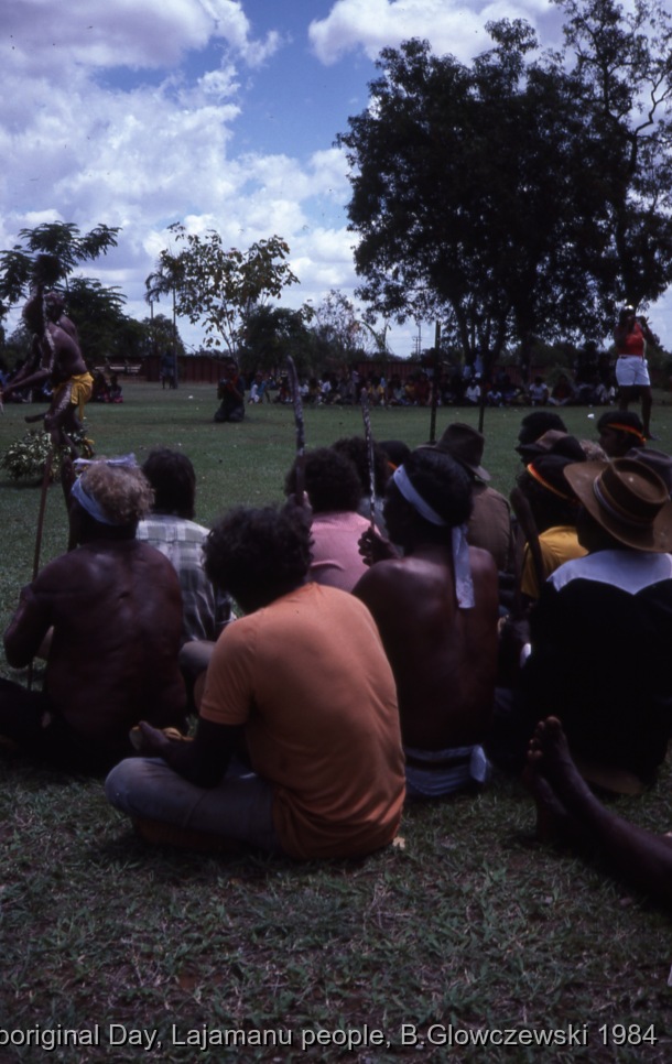 NAIDOC: National Aboriginal Day, Lajamanu and Katherine, 1984 (photos) / Spectators watch Lajamanu men dancing Jurntu purlapa. Public performance for NAIDOC / Barbara Glowczewski / Mimi arts, streets and park of Katherine, NT