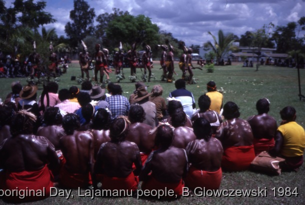 NAIDOC: National Aboriginal Day, Lajamanu and Katherine, 1984 (photos) / Lajamanu women watch Lajamanu men dancing Jurntu purlapa. Public performance for NAIDOC / Barbara Glowczewski / Mimi arts, streets and park of Katherine, NT