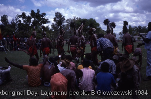 NAIDOC: National Aboriginal Day, Lajamanu and Katherine, 1984 (photos) / Lajamanu men dance Jurntu purlapa. Public performance for NAIDOC / Barbara Glowczewski / Mimi arts, streets and park of Katherine, NT