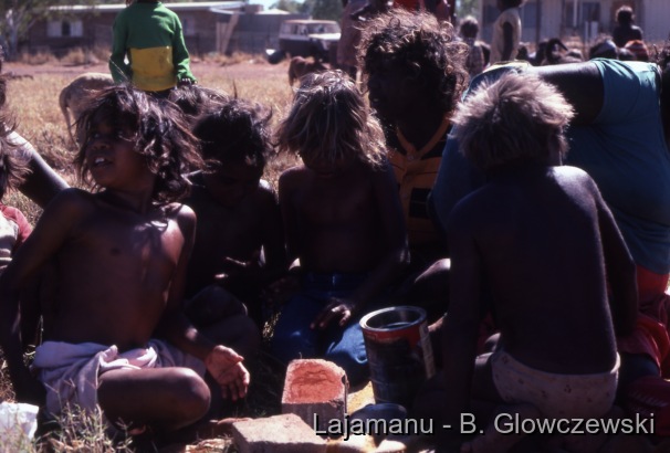 School 2 / Kids around paint  / Barbara Glowczewski / School, Lajamanu, Tanami Desert, Central Australia