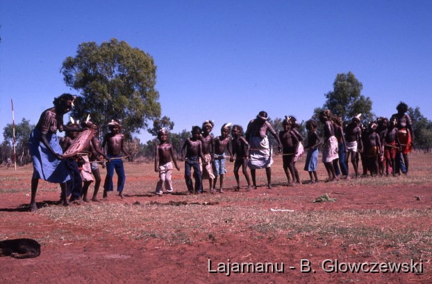 School 2 / Girls start to dance / Barbara Glowczewski / School, Lajamanu, Tanami Desert, Central Australia