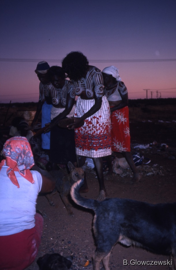 Yawulyu 2 - dancing in Kurlungalinpa and on the way back to Lajamanu / Women painted NGURLU (Seed) dance with yukurrukurru (slates)	 / Barbara Glowczewski / Lajamanu, Tanami Desert, Central Australia