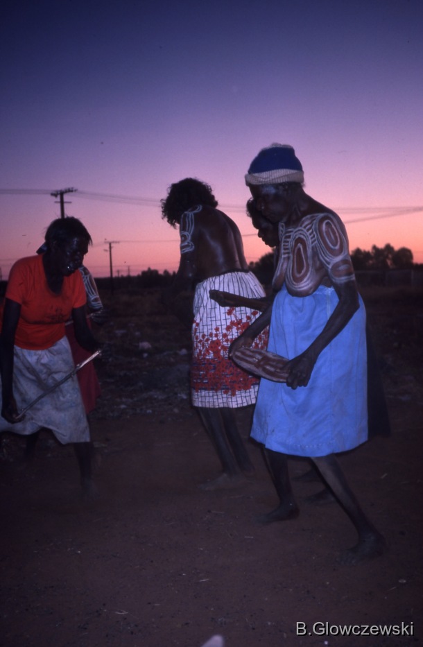 Yawulyu 2 - dancing in Kurlungalinpa and on the way back to Lajamanu / Women painted NGURLU (Seed) dance with yukurrukurru (slates) / Barbara Glowczewski / Lajamanu, Tanami Desert, Central Australia