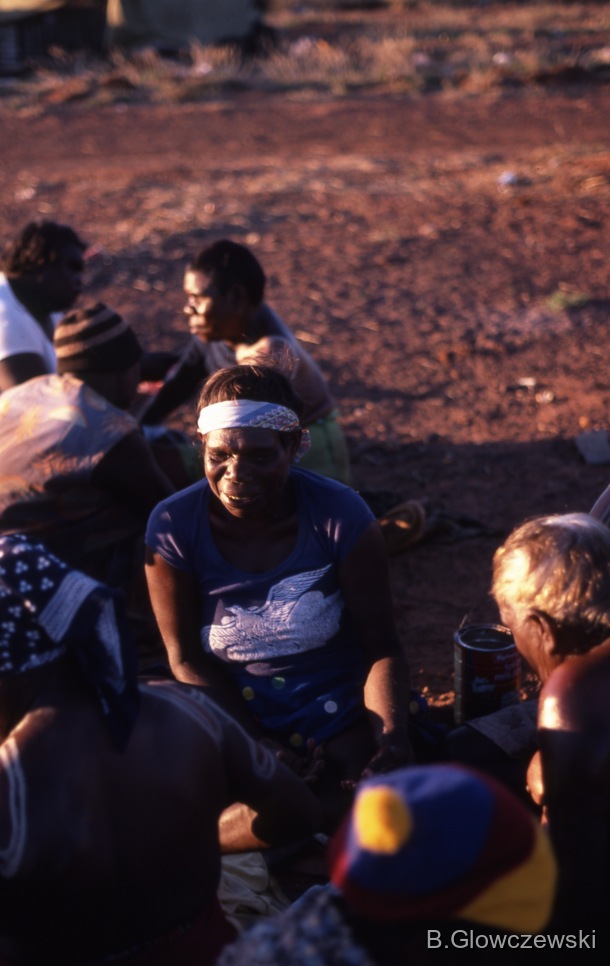 Yawulyu 2 - dancing in Kurlungalinpa and on the way back to Lajamanu / Betty Long Nungarrayi / Barbara Glowczewski / Lajamanu, Tanami Desert, Central Australia