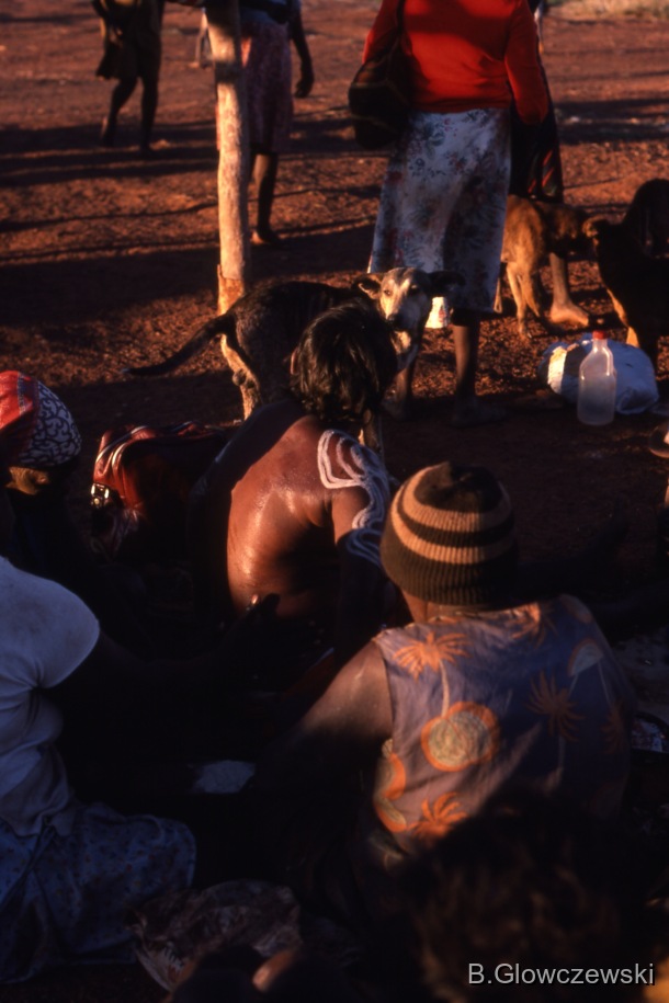 Yawulyu 2 - dancing in Kurlungalinpa and on the way back to Lajamanu / painted NGARRKA (Initiated man)  / Barbara Glowczewski / Lajamanu, Tanami Desert, Central Australia