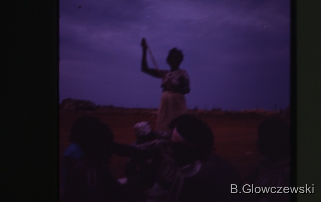 Yawulyu 2 - dancing in Kurlungalinpa and on the way back to Lajamanu / Lily Nungarrayi dances WITI / Barbara Glowczewski / Lajamanu, Tanami Desert, Central Australia