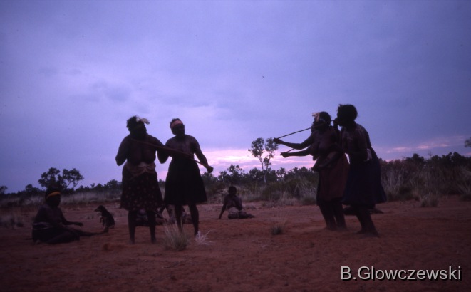 Yawulyu 2 - dancing in Kurlungalinpa and on the way back to Lajamanu / Yawulyu 2 - dancing in Kurlungalinpa and on the way back to Lajamanu / Barbara Glowczewski / Parata creek,(Road est of Lajamanu), Tanami Desert, Central Australia 