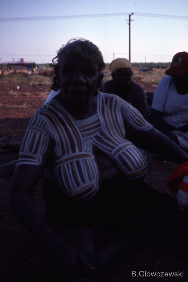 Yawulyu 2 - dancing in Kurlungalinpa and on the way back to Lajamanu / Betty Napanangka painted NAMKALINJI / Barbara Glowczewski / Lajamanu, Tanami Desert, Central Australia