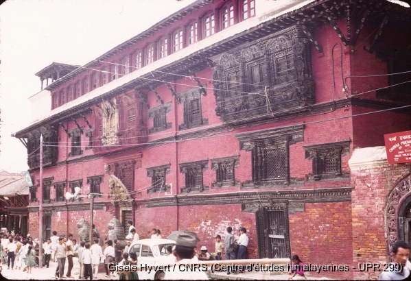 Vallée de Kathmandu c.1970 / Façade septentrionale du palais royal comportant la porte et la fenêtre d'or (Lumjhya) depuis le Durbar square.  / Hyvert, Gisèle  / Patan, Durbar square, Mangal bazar (Lalitpur district), Népal 