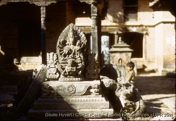 Vallée de Kathmandu c.1971 / Temple de Changu Narayan : sculpture de Vishnu Chaturanana assis sur Garuda et accompagné de Lakshmi.  / Hyvert, Gisèle  / Changu Narayan (Bhaktapur district), Népal 