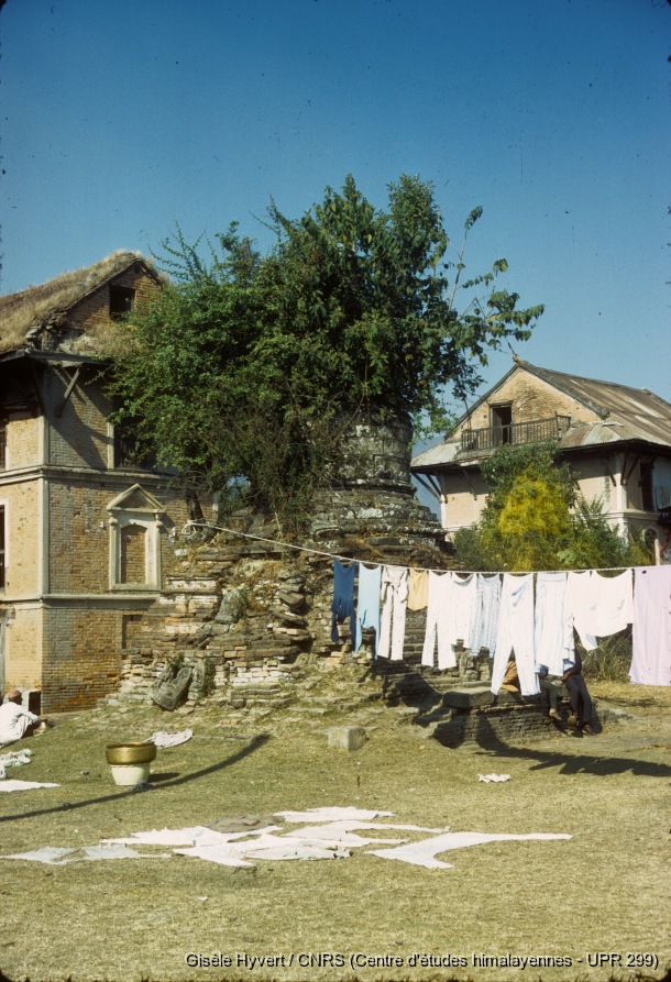 Vallée de Kathmandu c.1971 / Séchage du linge près d'un stupa.  / Hyvert, Gisèle  / Vallée de Kathmandu, Népal 