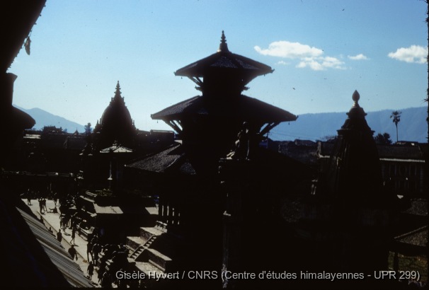Vallée de Kathmandu c.1971 / Temple de Hari Shankar et à l'avant statue en cuivre doré et repoussé du roi Yoganarendra Malla au sommet d'une colonne.  / Hyvert, Gisèle  / Patan, Durbar square, Mangal bazar (Lalitpur district), Népal 