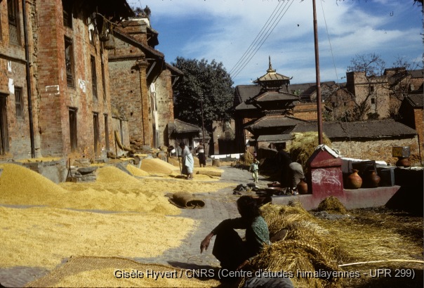 Vallée de Kathmandu c.1971 / Séchage du grain avec au fond le temple de Salan Ganesh.  / Hyvert, Gisèle  / Bhaktapur, Tachapal tol (Bhaktapur district), Népal 
