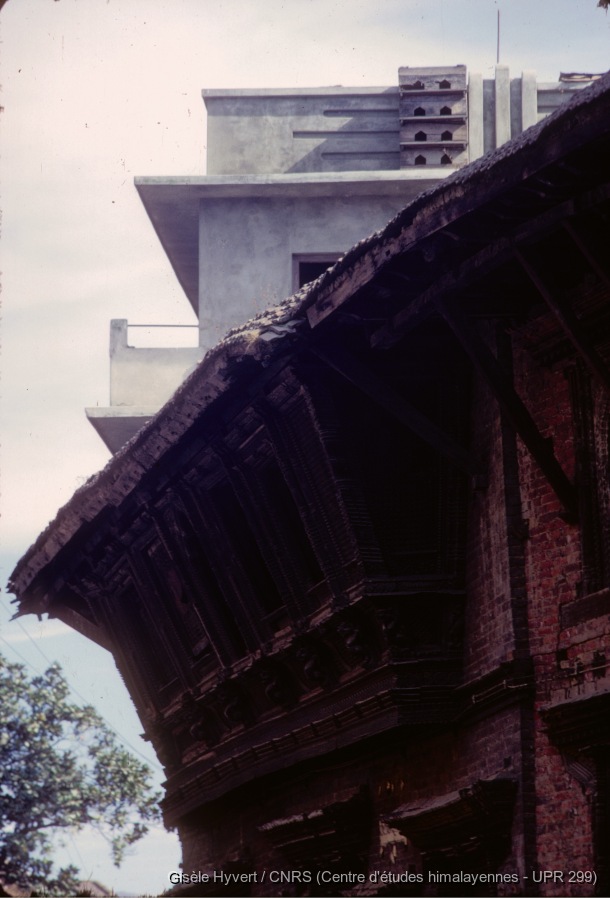 Vallée de Kathmandu c.1971 / Fenêtres du Sukul dhoka math et immeuble moderne à l'arrière.  / Hyvert, Gisèle  / Bhaktapur, Sukul dhoka tol (Bhaktapur district), Népal 