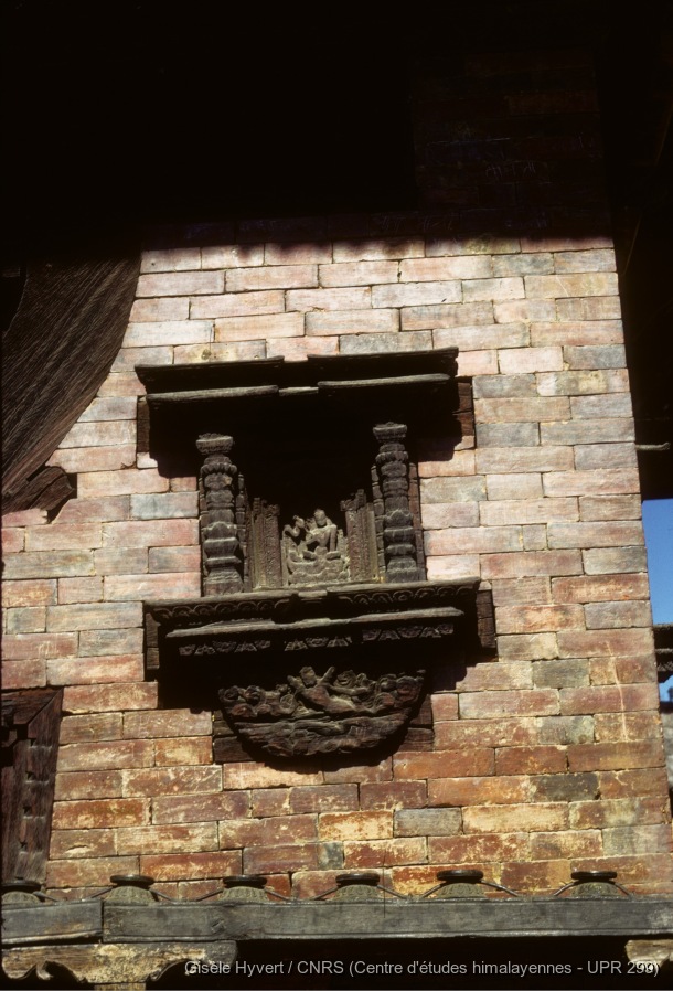 Vallée de Kathmandu c.1971 / Cadre en bois sculpté du temple d'Indreshwar Mahadev.  / Hyvert, Gisèle  / Panauti (Kavrepalanchok district), Népal 