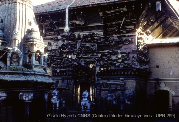 Vallée de Kathmandu c.1971 / Façade principale du temple d'Adinath et temple à shikhara de Gandeshwar Bitrag (à gauche).  / Hyvert, Gisèle  / Chobar (Kathmandu district), Népal 