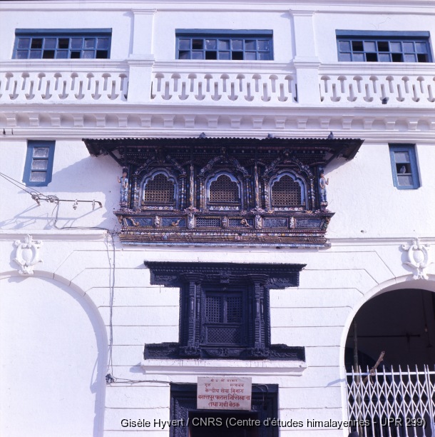 Vallée de Kathmandu c.1972-1975 / Palais royal de Hanuman Dhoka. Entrée du Gaddi Baithak avec ses fenêtres en bois sculptés et polychromes.  / Hyvert, Gisèle  / Kathmandu, Durbar square (Kathmandu district), Népal 