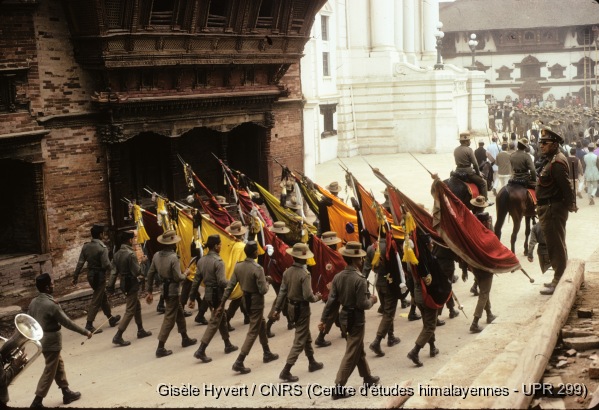 Vallée de Kathmandu c.1972-1975 / Défilé militaire débutant une fête à Hanuman Dhoka.  / Hyvert, Gisèle  / Kathmandu, Durbar square (Kathmandu district), Népal 