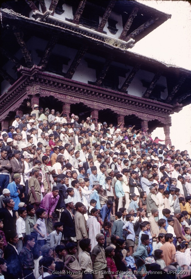 Vallée de Kathmandu non date  c.1970-1975 / Spectateurs amassés sur les marches du temple de Maju deval.  / Hyvert, Gisèle  / Kathmandu, Durbar square (Kathmandu district), Népal 