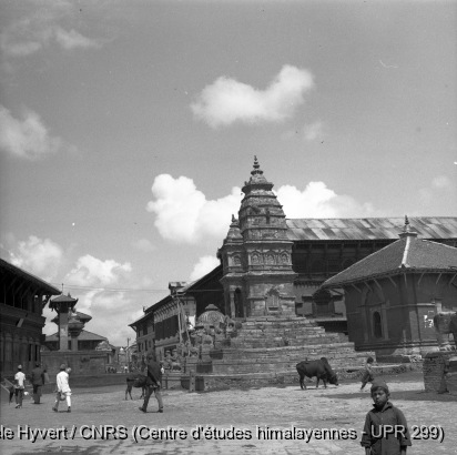 Vallée de Kathmandu non date  c.1970-1975 / Temples de Siddhi Lakshmi (Bhagawati) et de Vatsala devi (à droite). Au fond, le palais royal de Bhaktapur donnant sur le Durbar square.  / Hyvert, Gisèle  / Bhaktapur, Durbar square (Bhaktapur district), Népal 