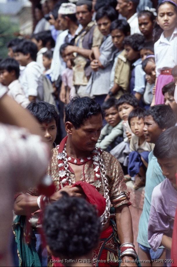 Album Indra Jatra (1974-2005) / Indra Jatra : cérémonie d'érection du mât (1er jour, astrologiquement daté). A cette occasion, toutes les troupes de danses sont présentes
  / Toffin, Gérard  / Kathmandu (Kathmandu district), Népal 
