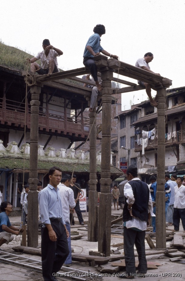 Album Indra Jatra (1974-2005) / Indra Jatra : construction de la structure suportant la statue d'Indra 
  / Toffin, Gérard  / Kathmandu (Kathmandu district), Népal 