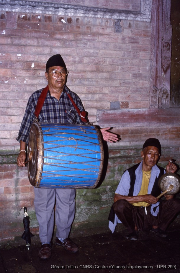 Album Indra Jatra (1974-2005) / Indra Jatra : musicien Jyapu devant le temple de Svet Bhairav 
  / Toffin, Gérard  / Kathmandu (Kathmandu district), Népal 