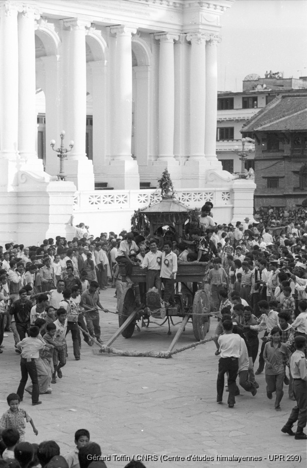 Indra Jatra à Kathmandu (1995) / Indra Jatra : Bhairav sur son char, procession accompagnant le départ du char de la Kumari (2e jour) / Toffin, Gérard  / Kathmandu (Kathmandu district), Népal 
