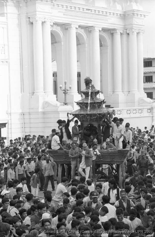 Indra Jatra à Kathmandu (1995) / Indra Jatra : char de la Kumari en procession (2e jour) / Toffin, Gérard  / Kathmandu (Kathmandu district), Népal 